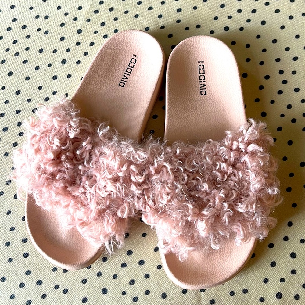 Pink faux-fur slippers
